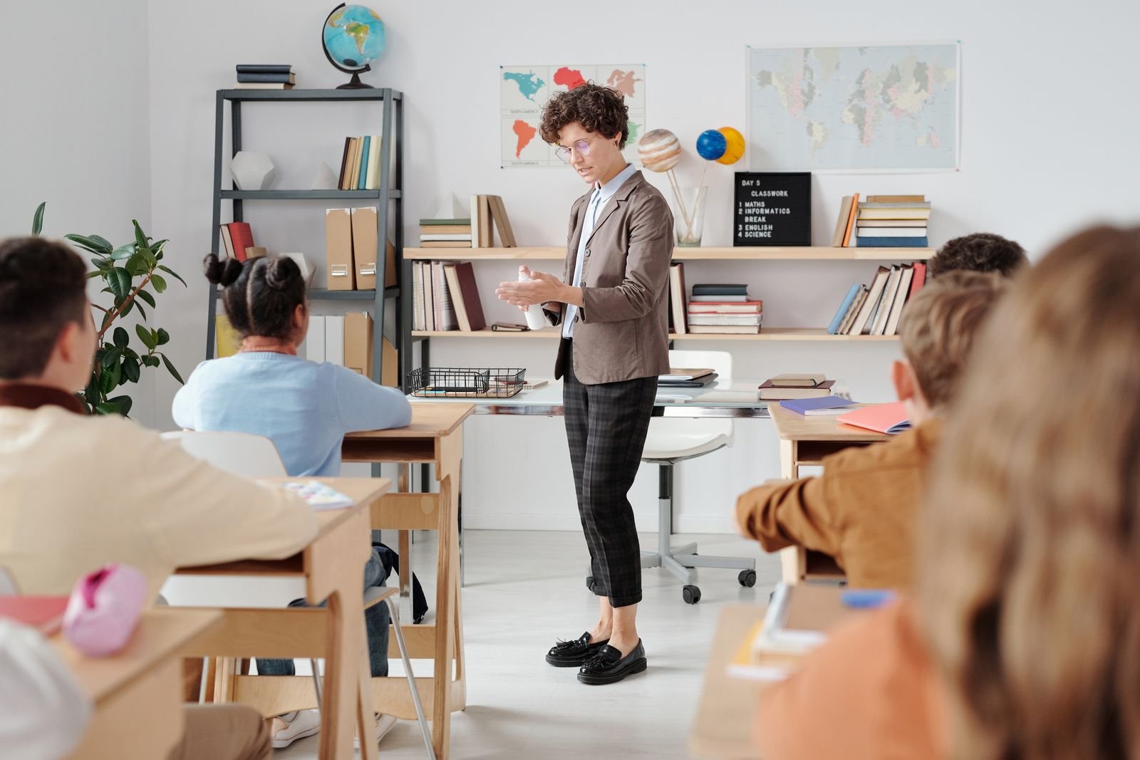 Shikshak kaksha mein vidyarthiyon ko padhate hue - 33 master teacher ka pratik