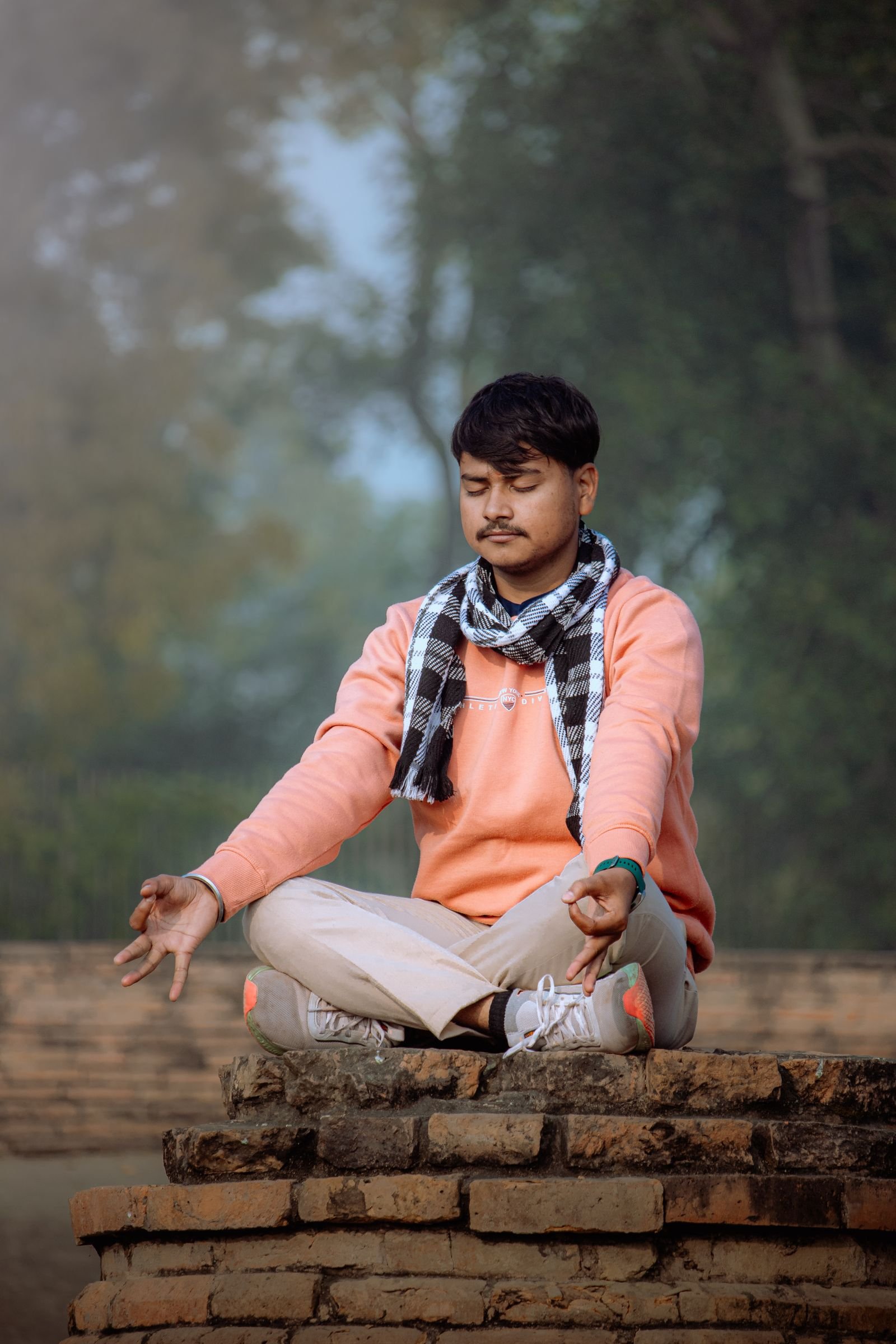 Vyakti Varanasi mein dhyaan karte hue - swasthya aur shanti