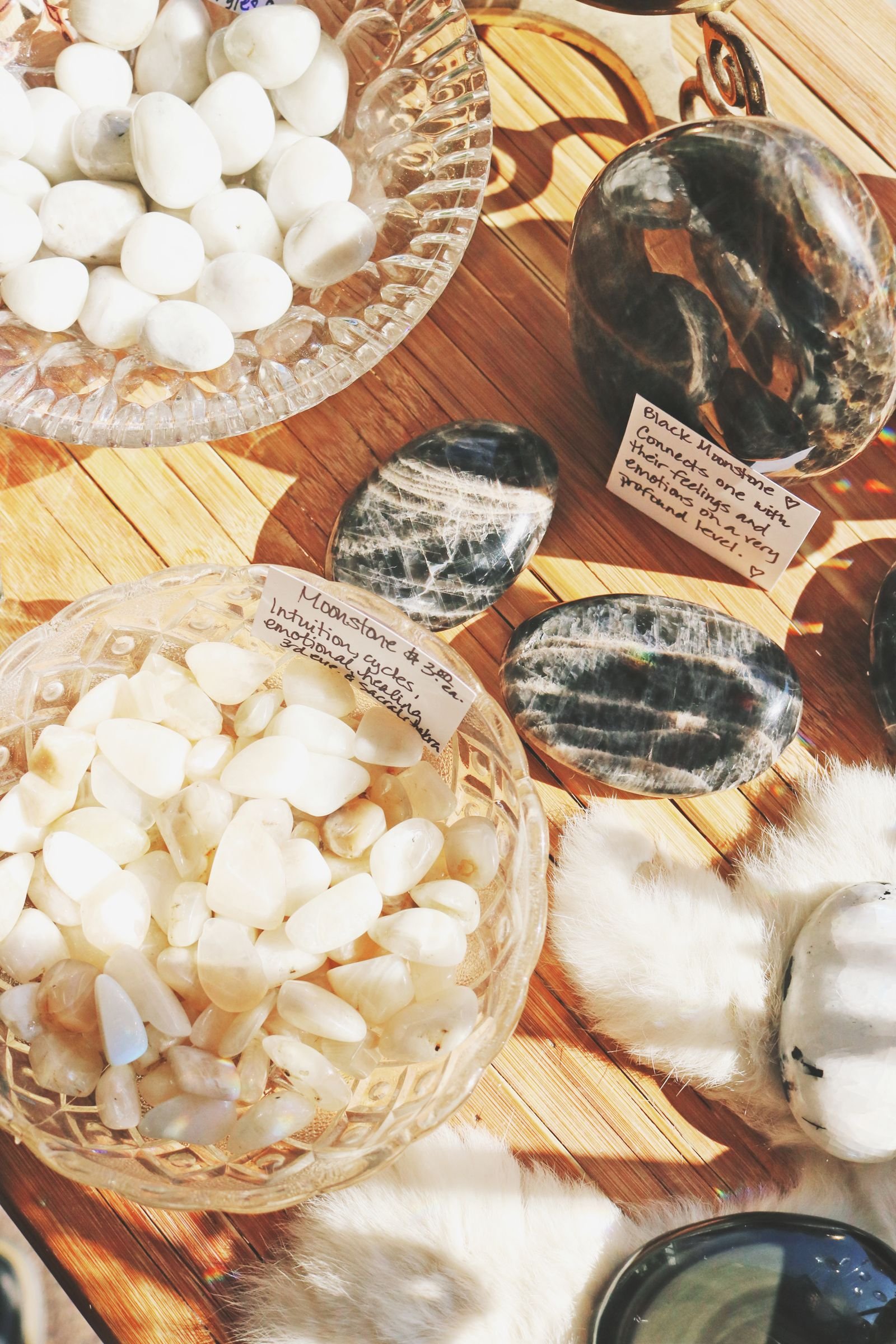 Moonstone crystals kaanch ke bowl mein