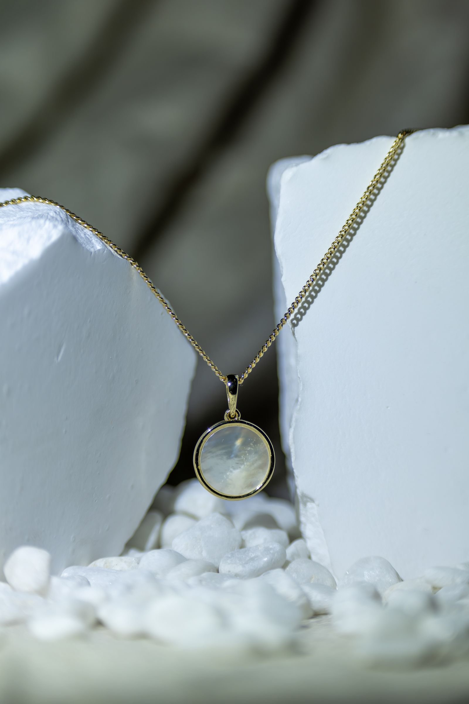 Moonstone pendant sone ki chain mein