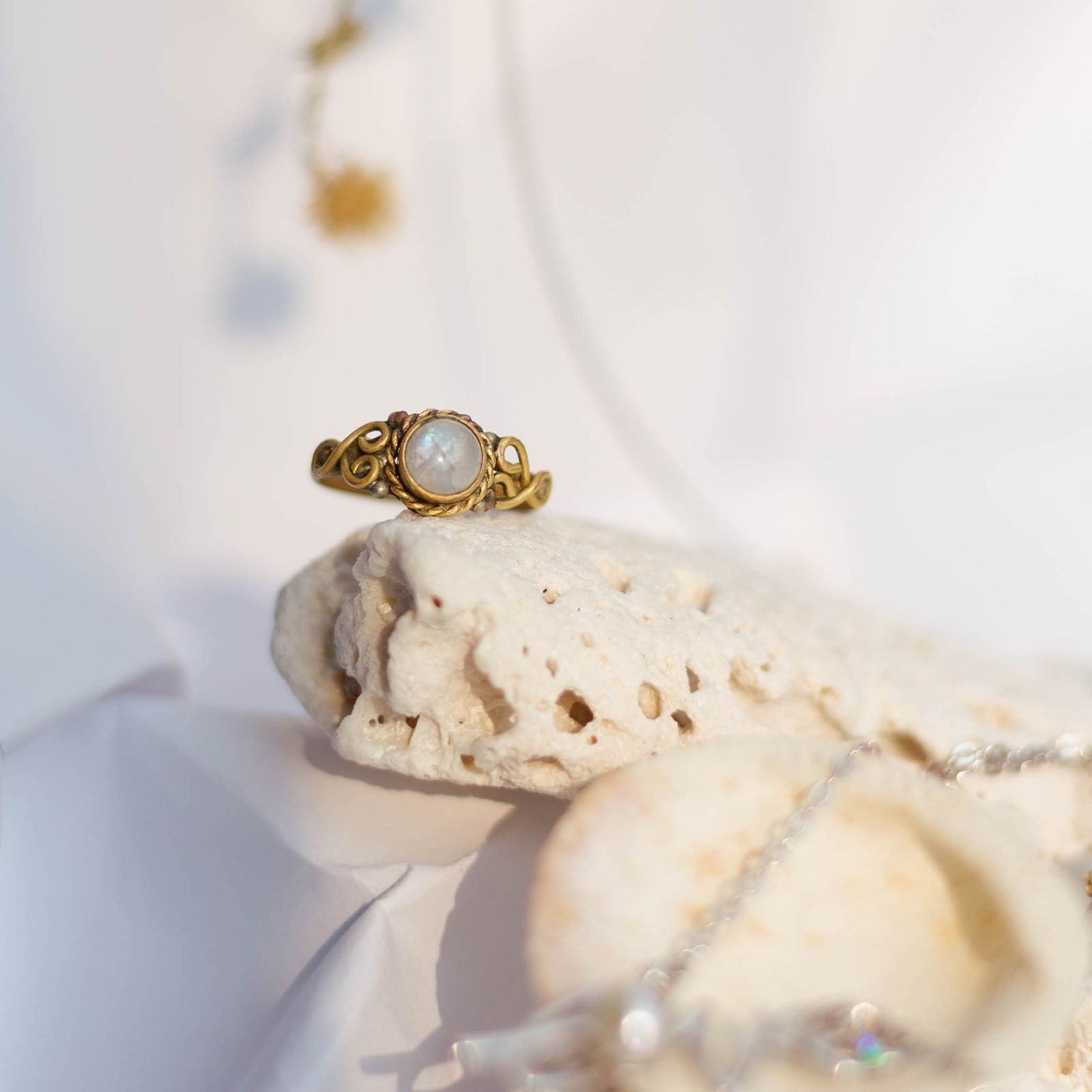 Moonstone sone ki anguthi mein