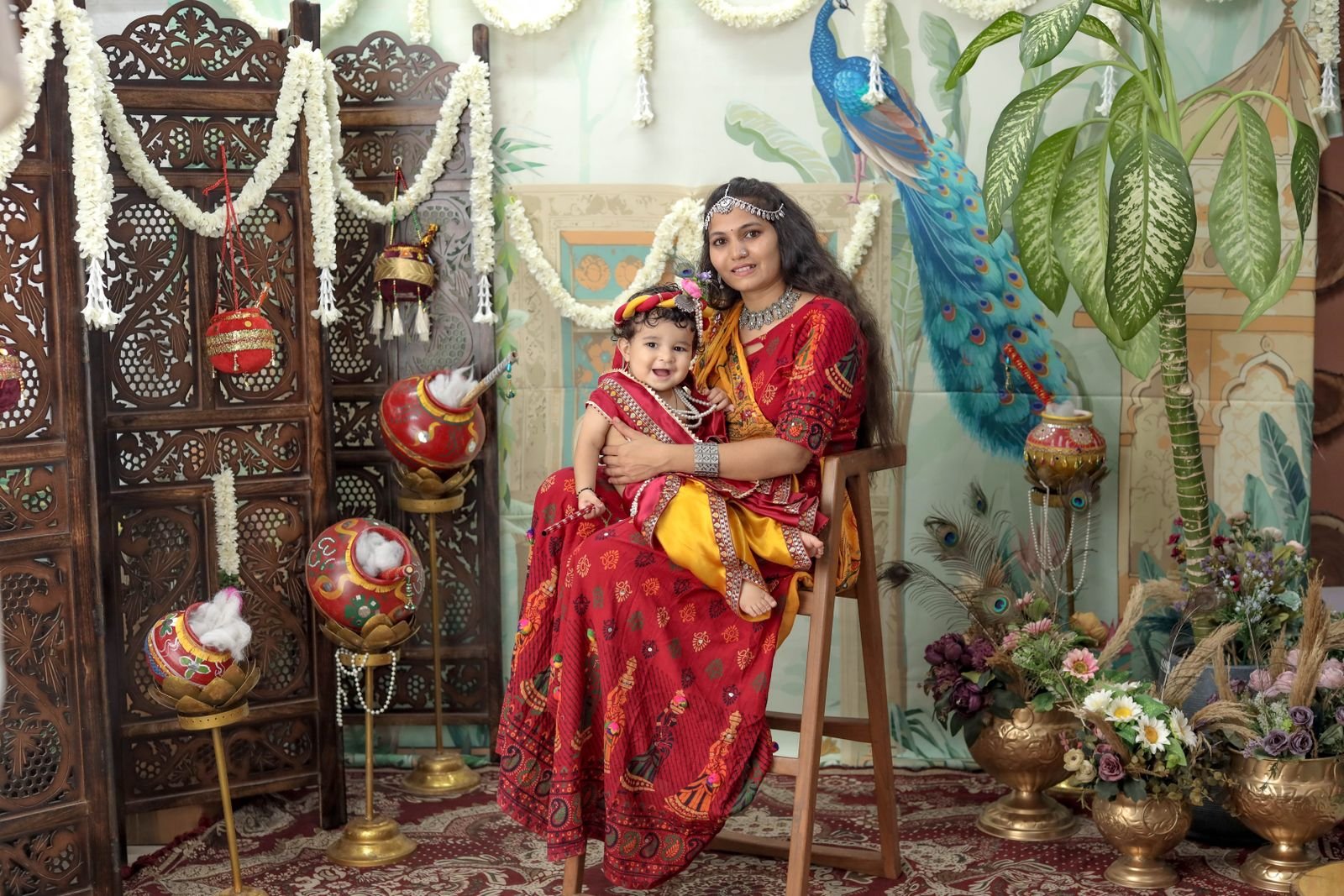 Maa apne shishu ke saath paramparik parivesh mein — naam vyakti ki pehchaan ka pehla kadam