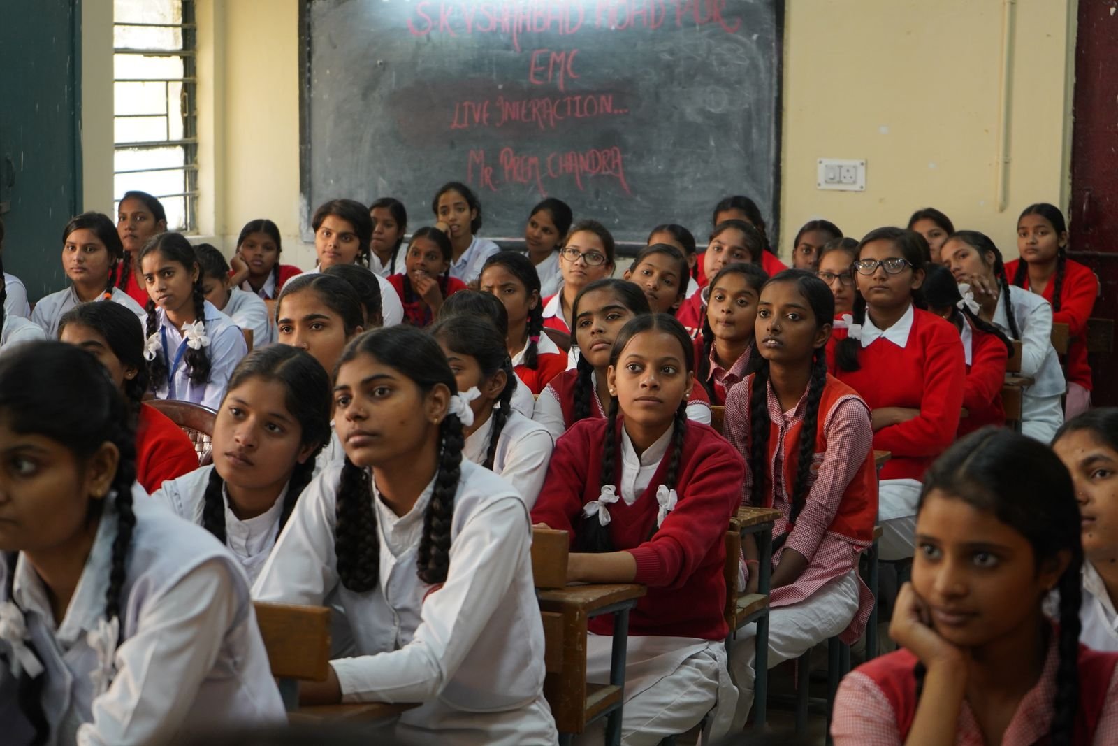 Bharatiya vidyarthi kaksha mein dhyan se sun rahe hain — systematic seekhne ki paddhati ka pratik