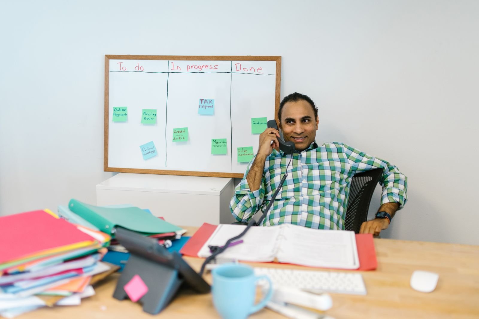 Office cabin mein desk aur task board - office vastu ke liye sahi baithne ki disha