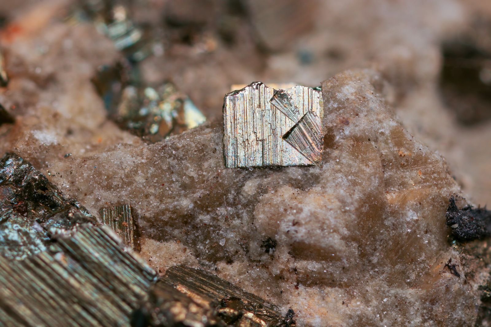 Pyrite crystal chattaan ki satah par