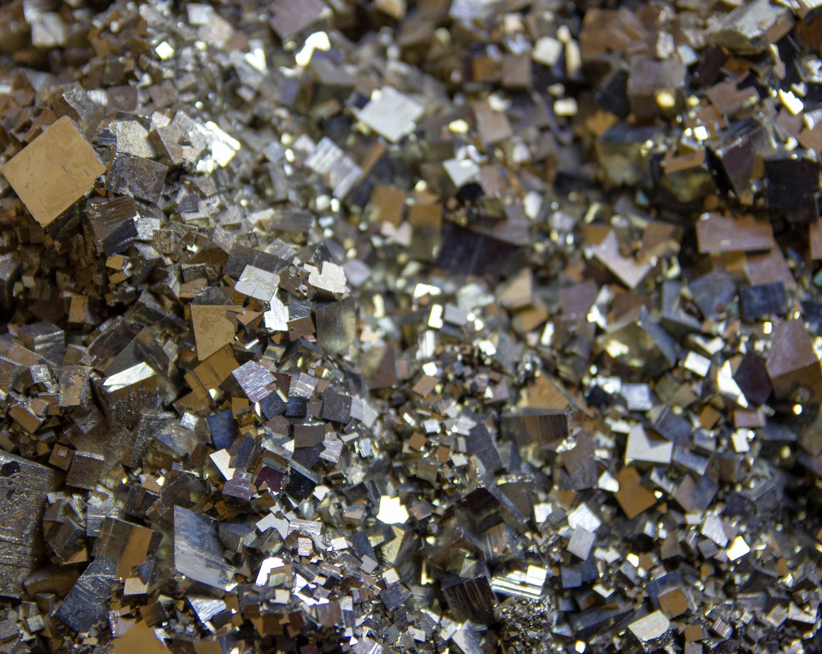 Pyrite crystals ki dhaatu jaisi chamakti hui surface