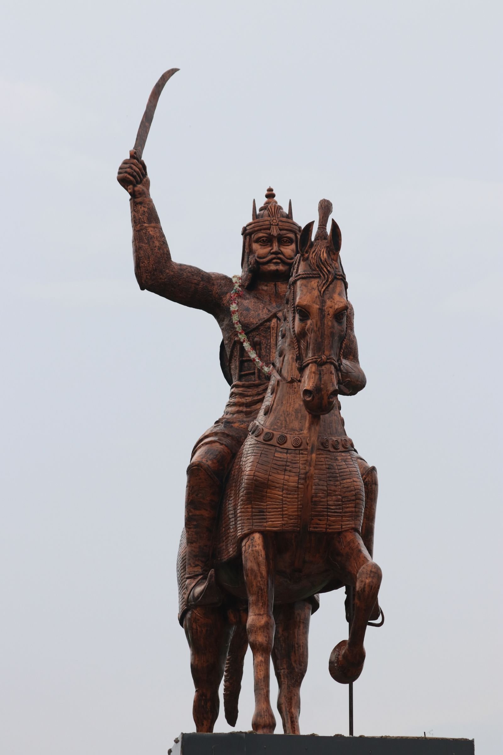 Rahu Sarvashreshtha Bhav Angarak Yoga - ashwarohi yodha murti talwar ke saath