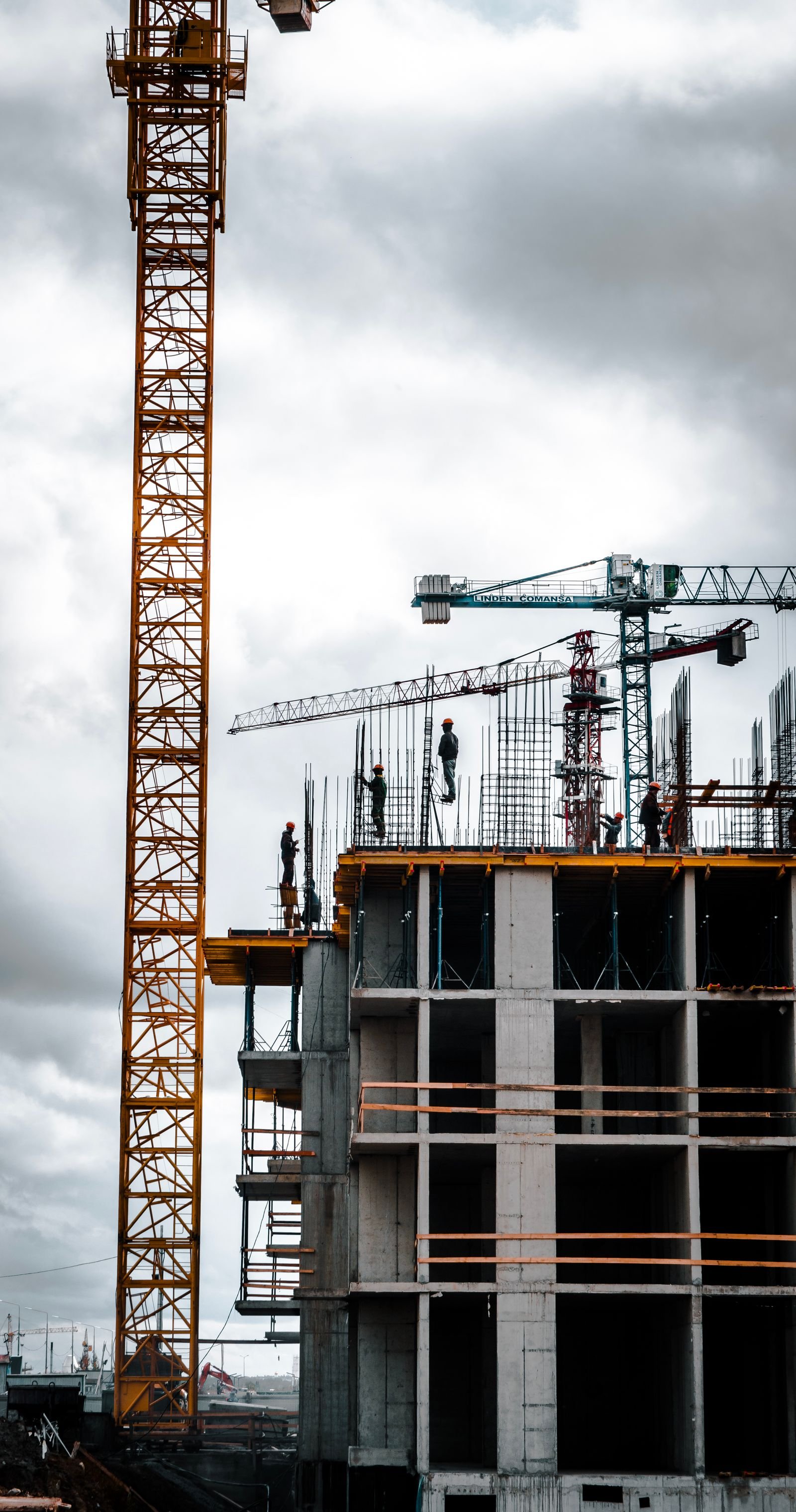 RCC hai-raise building construction site - vastu ke liye column beam ka mahatva