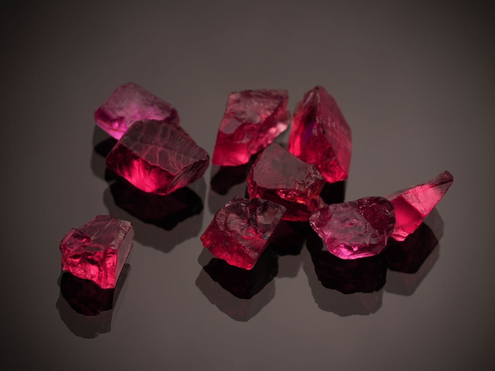 Chamakte hue laal Ruby gemstones