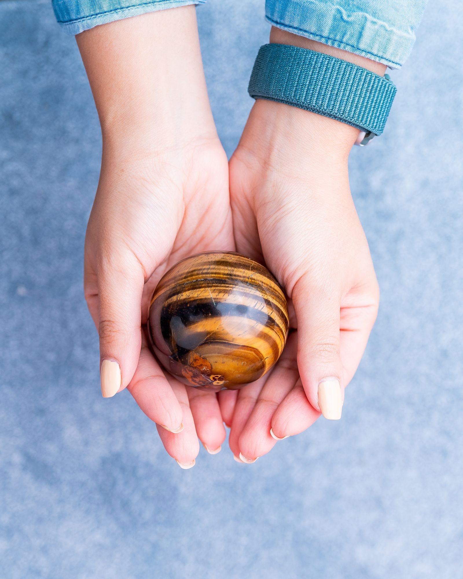 Haath mein Tiger's Eye stone sphere