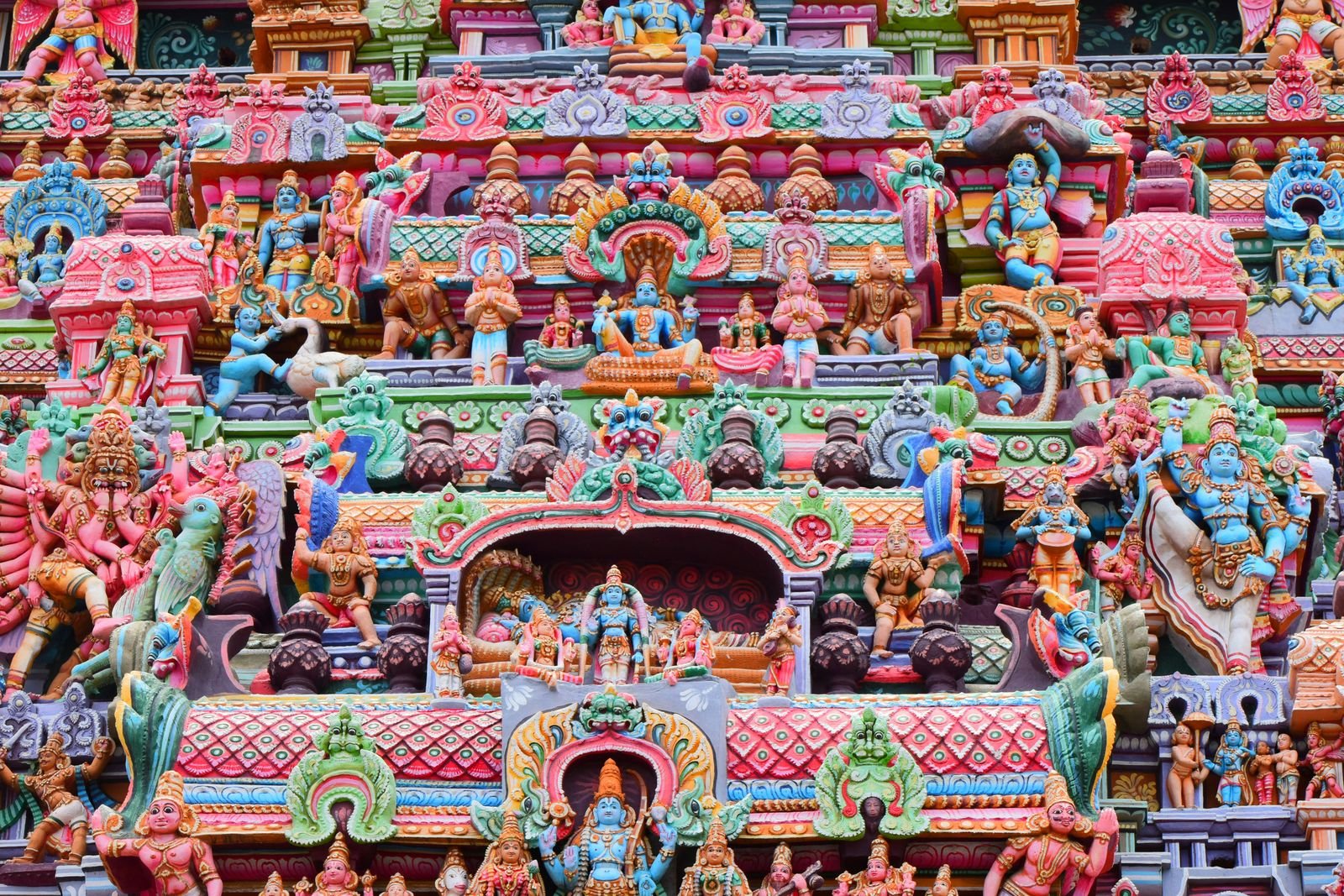 तमिलनाडु मंदिर के अग्रभाग पर रंगीन देव-मूर्तियाँ — वास्तु देवताओं की विविधता का प्रतीक