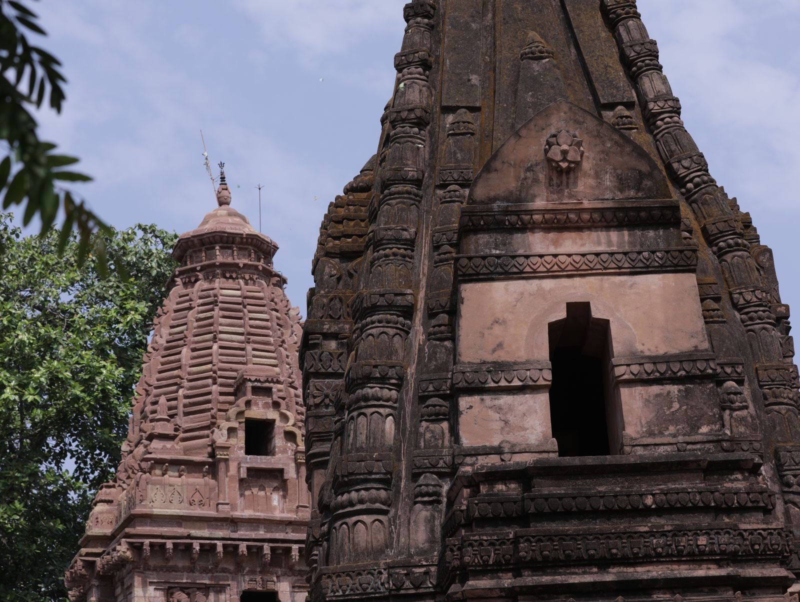 Dravida shaili ka rangeen gopuram dwar