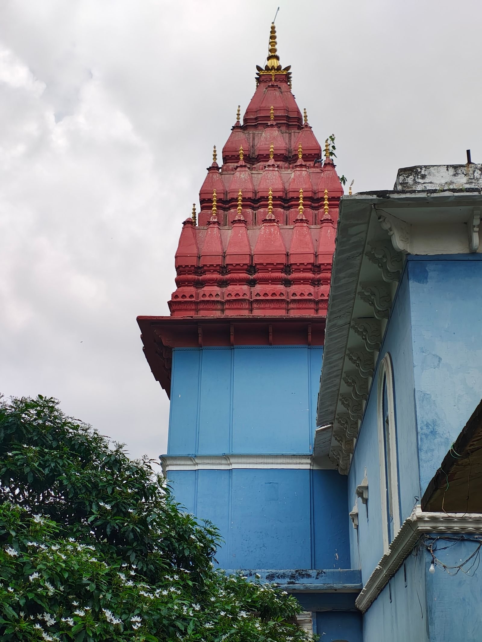 Nagara shaili ka mandir shikhar, hariyali ke beech