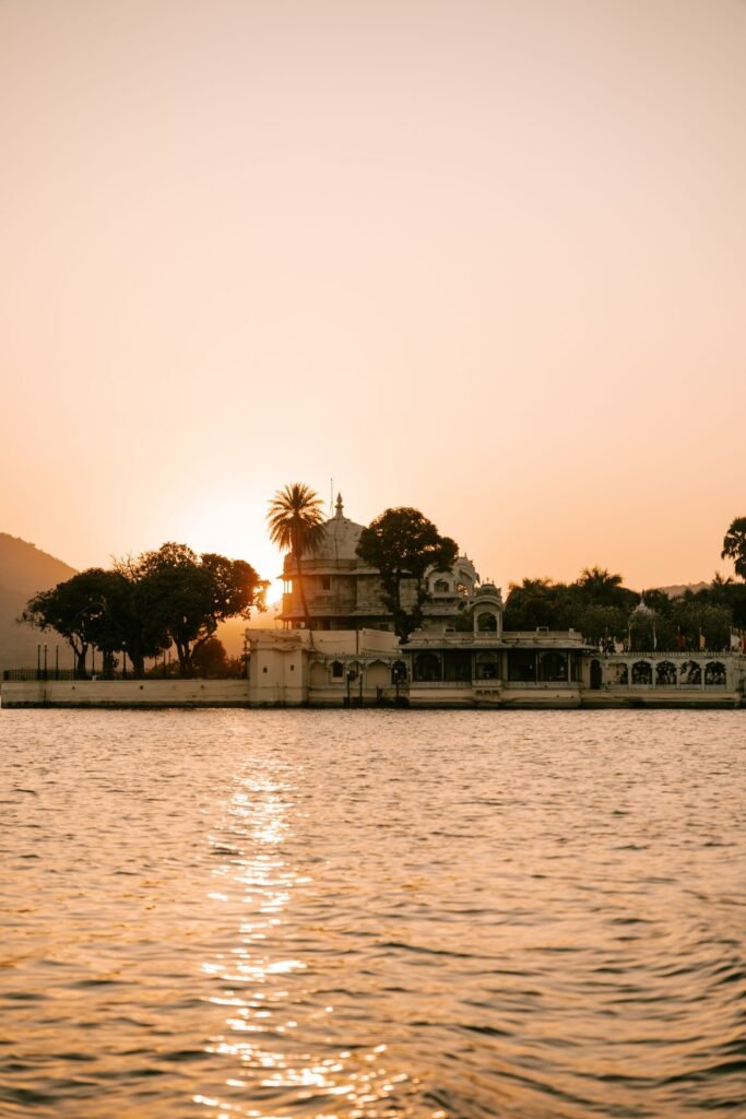 Varanasi mandir Ganga kinare surya udaya ke samay, panchbhoot ka pratik