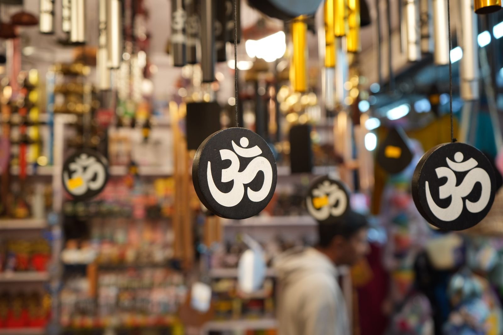 ॐ प्रतीक सजावट — वास्तु दोष निवारण के प्रतीकात्मक उपाय