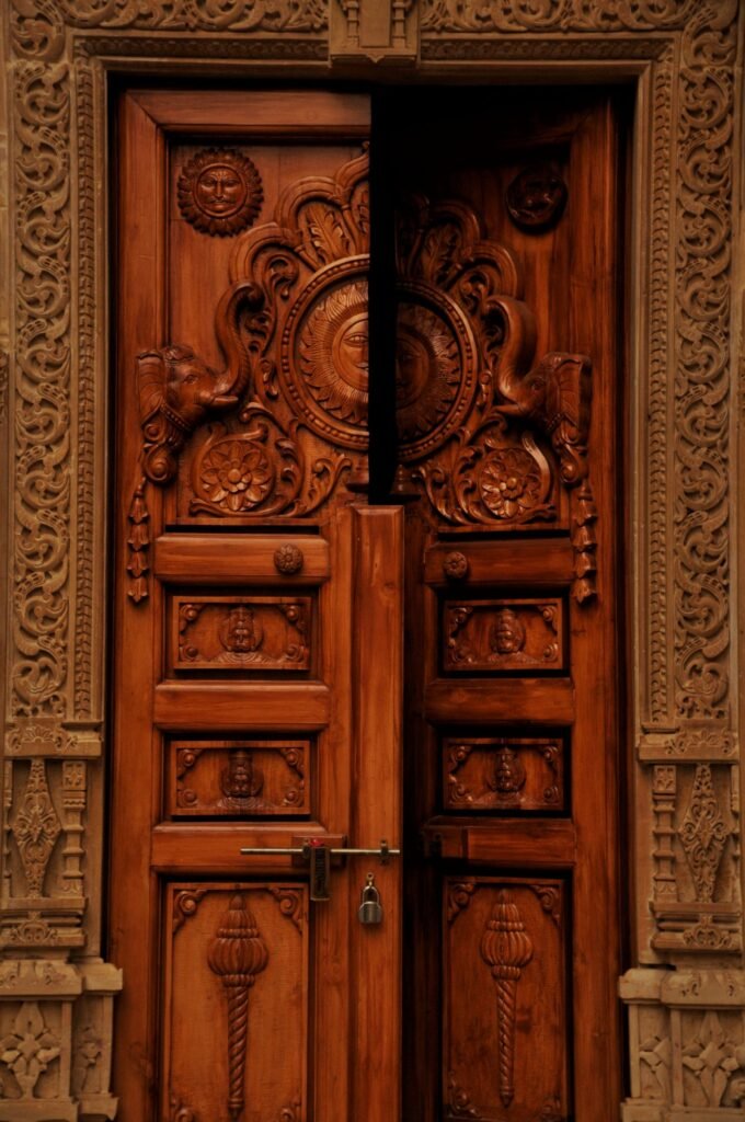 मंदिर का नक्काशीदार द्वार — द्वार शाखा की पारंपरिक संरचना