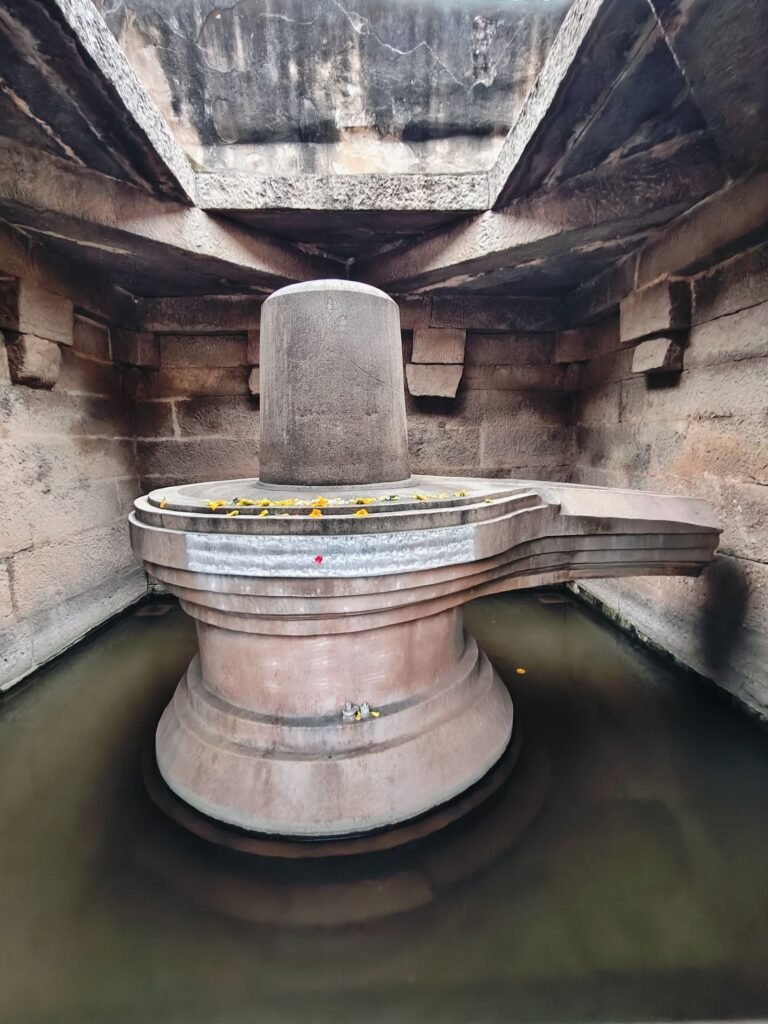 गर्भगृह वास्तु स्थापत्य - हम्पी शिवलिंग गर्भगृह