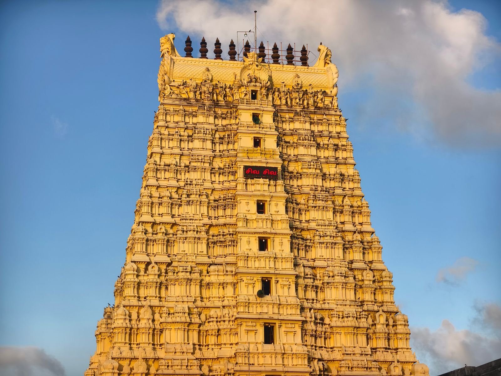 गोपुरम मंदिर प्रवेश द्वार वास्तु स्थापत्य
