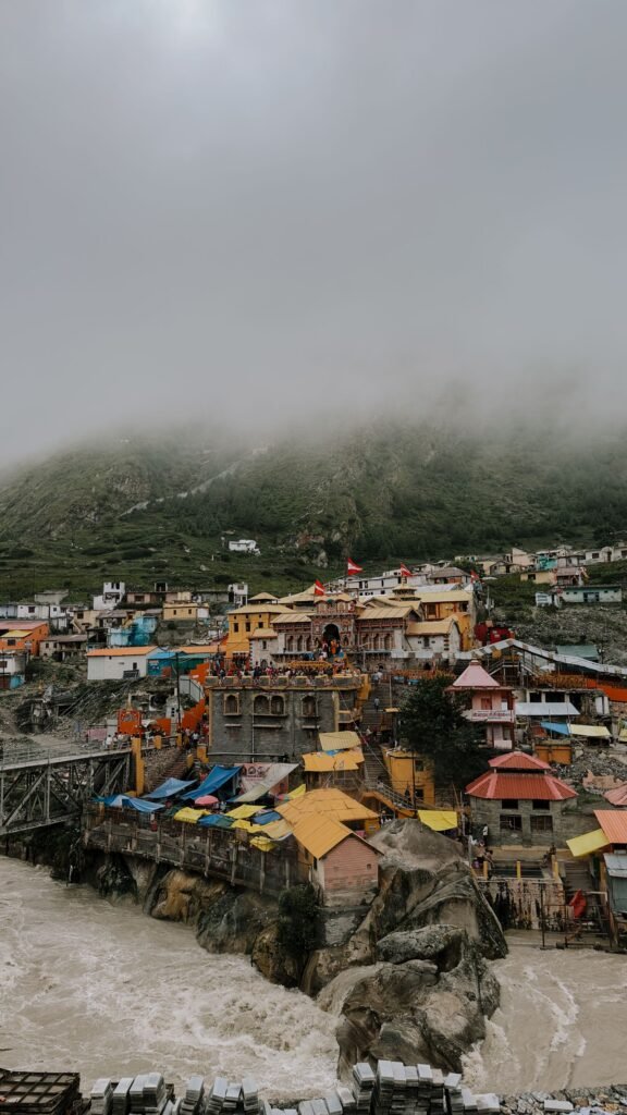 मंदिर निर्माण भूमि एवं दिशा चयन वास्तु - बद्रीनाथ मंदिर हिमालय