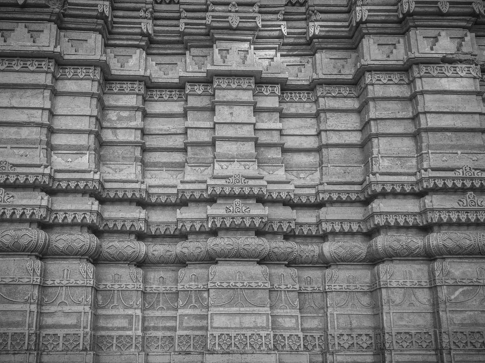 मंदिर के स्तंभों की पंक्तियाँ — देवता-स्थिति के क्रमबद्ध विभाजन का प्रतीक