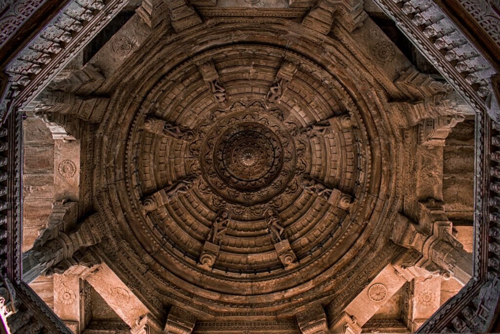 जोधपुर के जैन मंदिर की छत की विस्तृत नक्काशी — मण्डूक मंडल का प्रतीकात्मक चित्रण