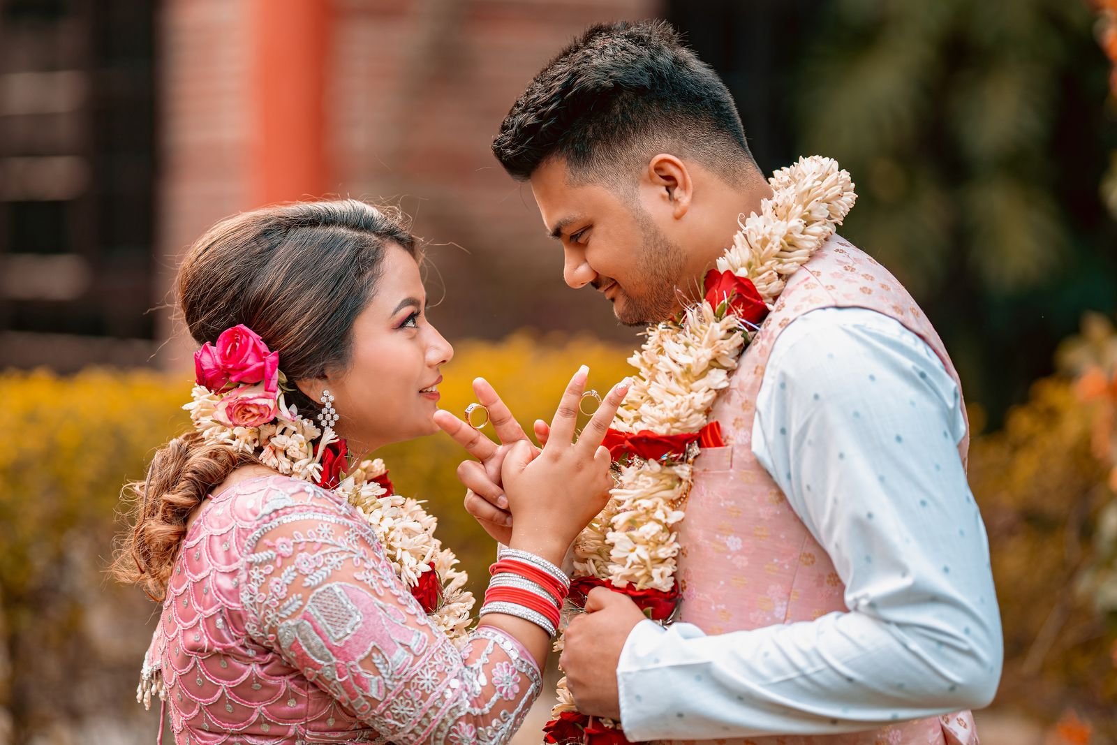Vivah - rings aur phoolon ki maala ke saath jodi