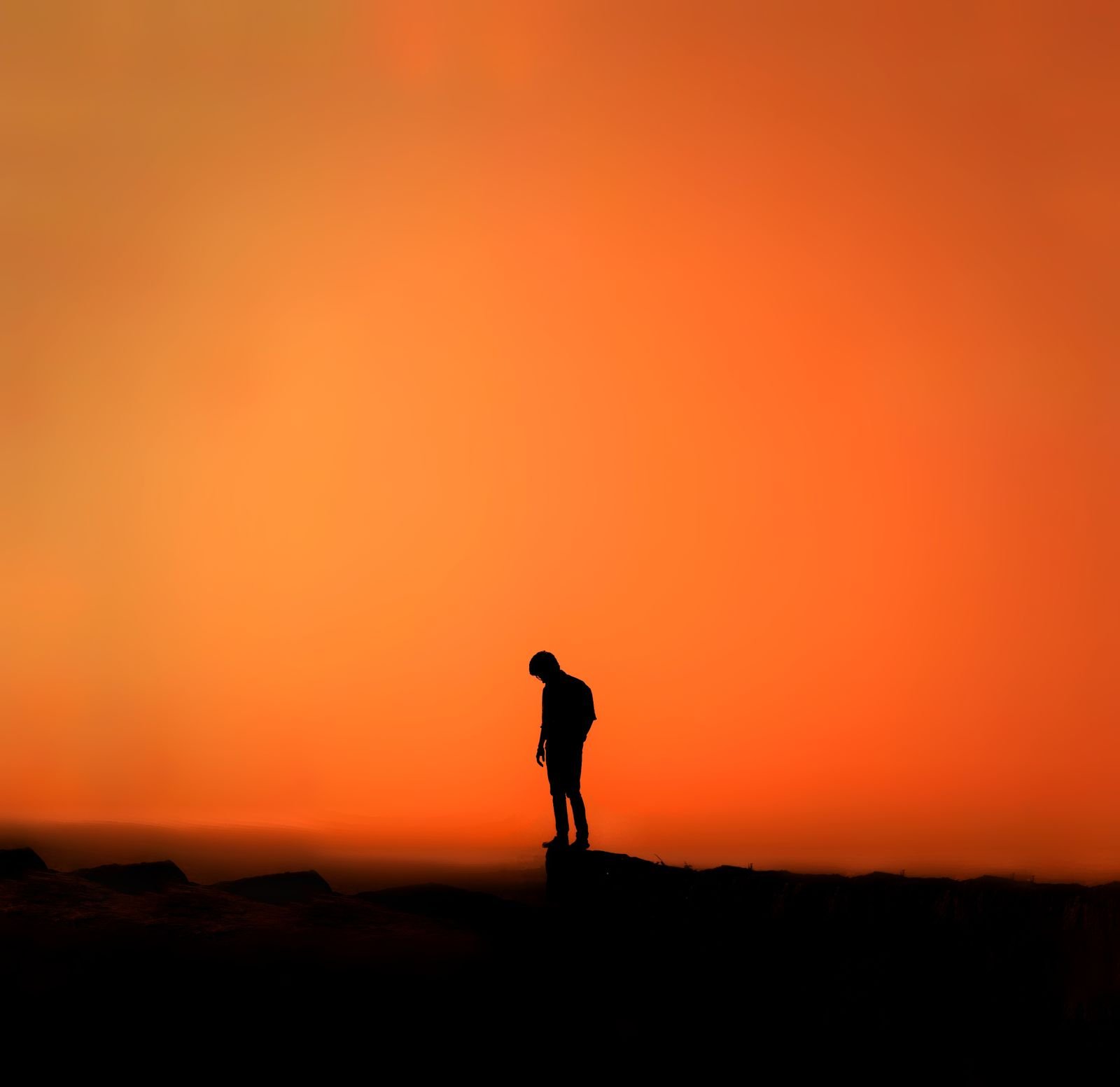 Akela silhouette neeche dekhte hue