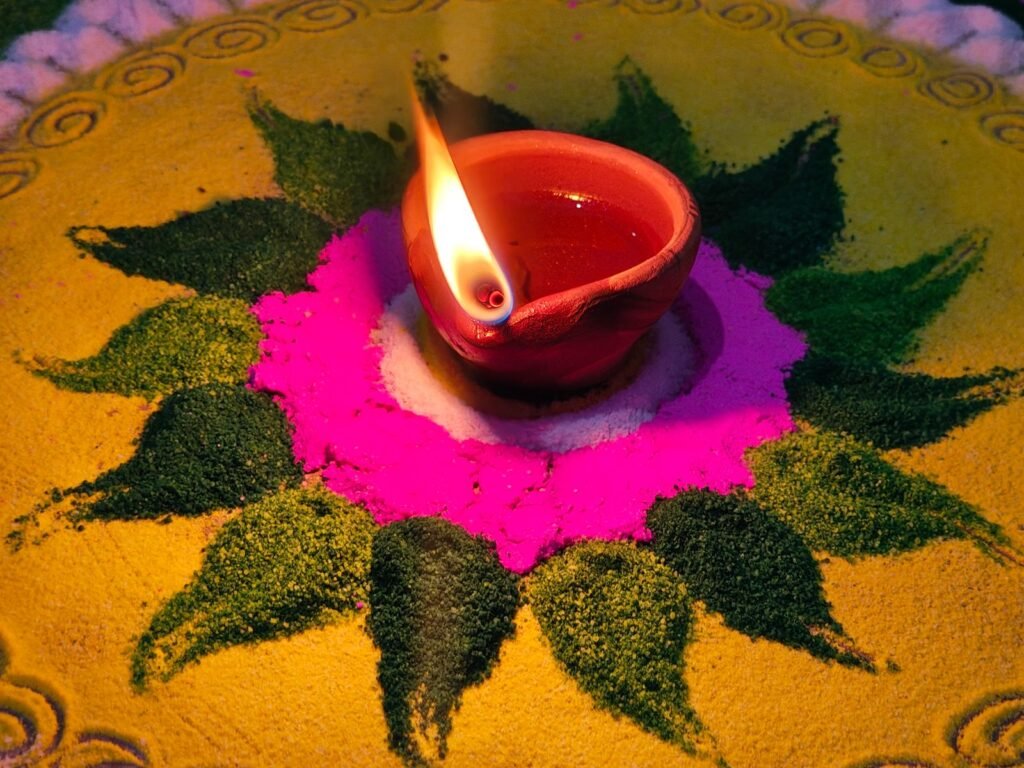 रंगोली और जलता हुआ दीया दिवाली सजावट
