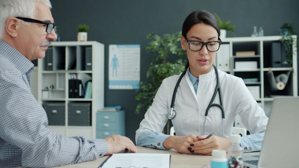 doctor senior mareez ko salah dete hue, sehat consultation