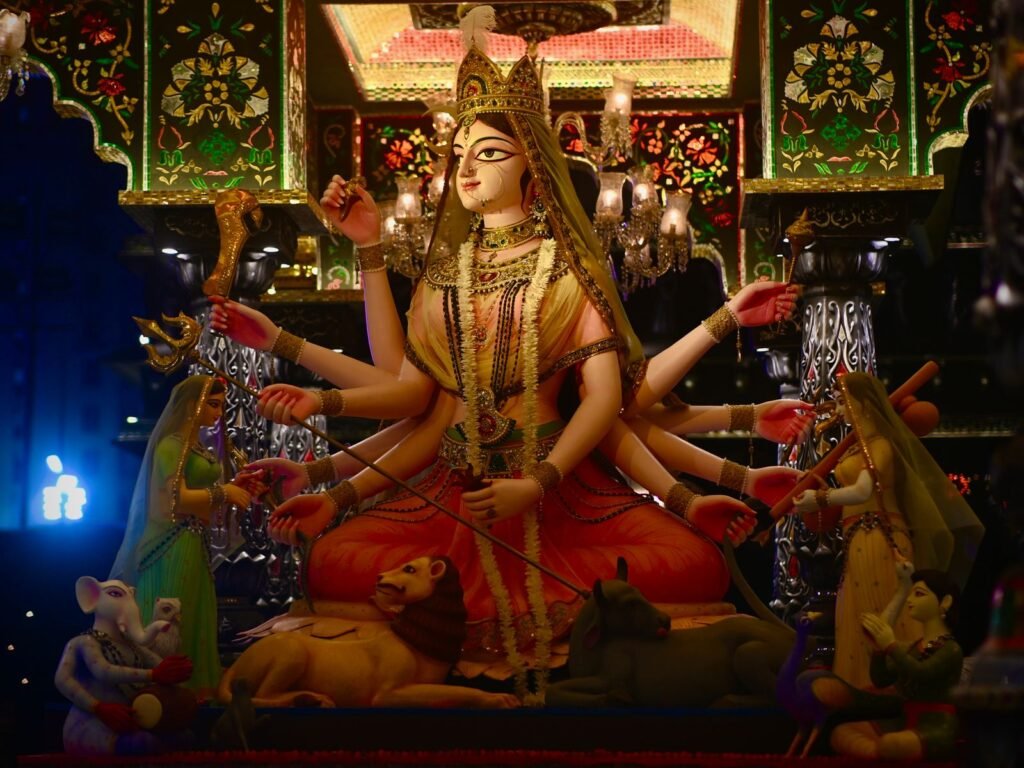 दुर्गा माँ की सजी हुई मूर्ति नवरात्रि पूजा