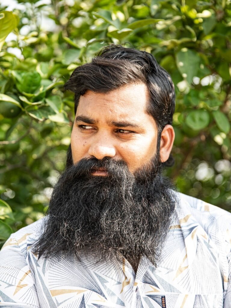गहरी सोच में डूबा एक युवक अपने बारे में सवाल करते हुए