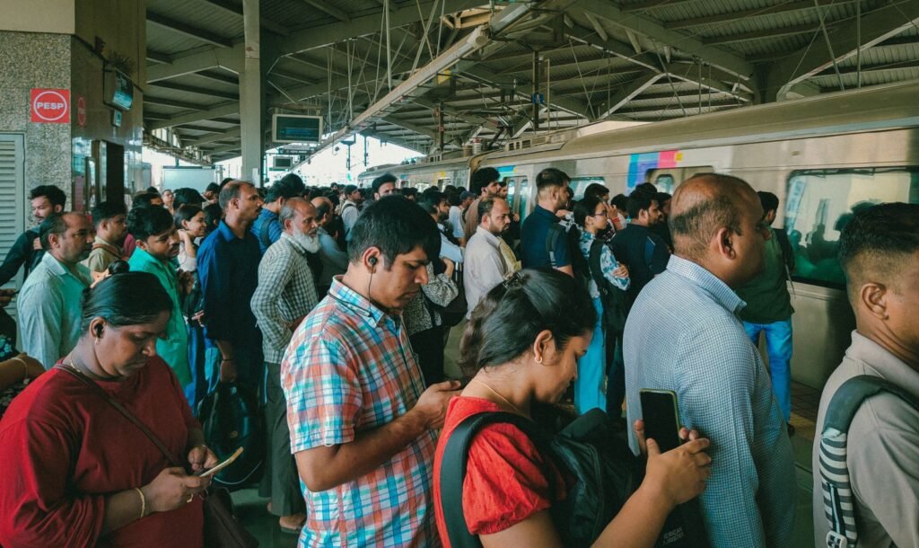 मुंबई ट्रेन स्टेशन प्लेटफॉर्म पर भीड़ — यात्रा बाधा प्रतीकात्मक चित्र