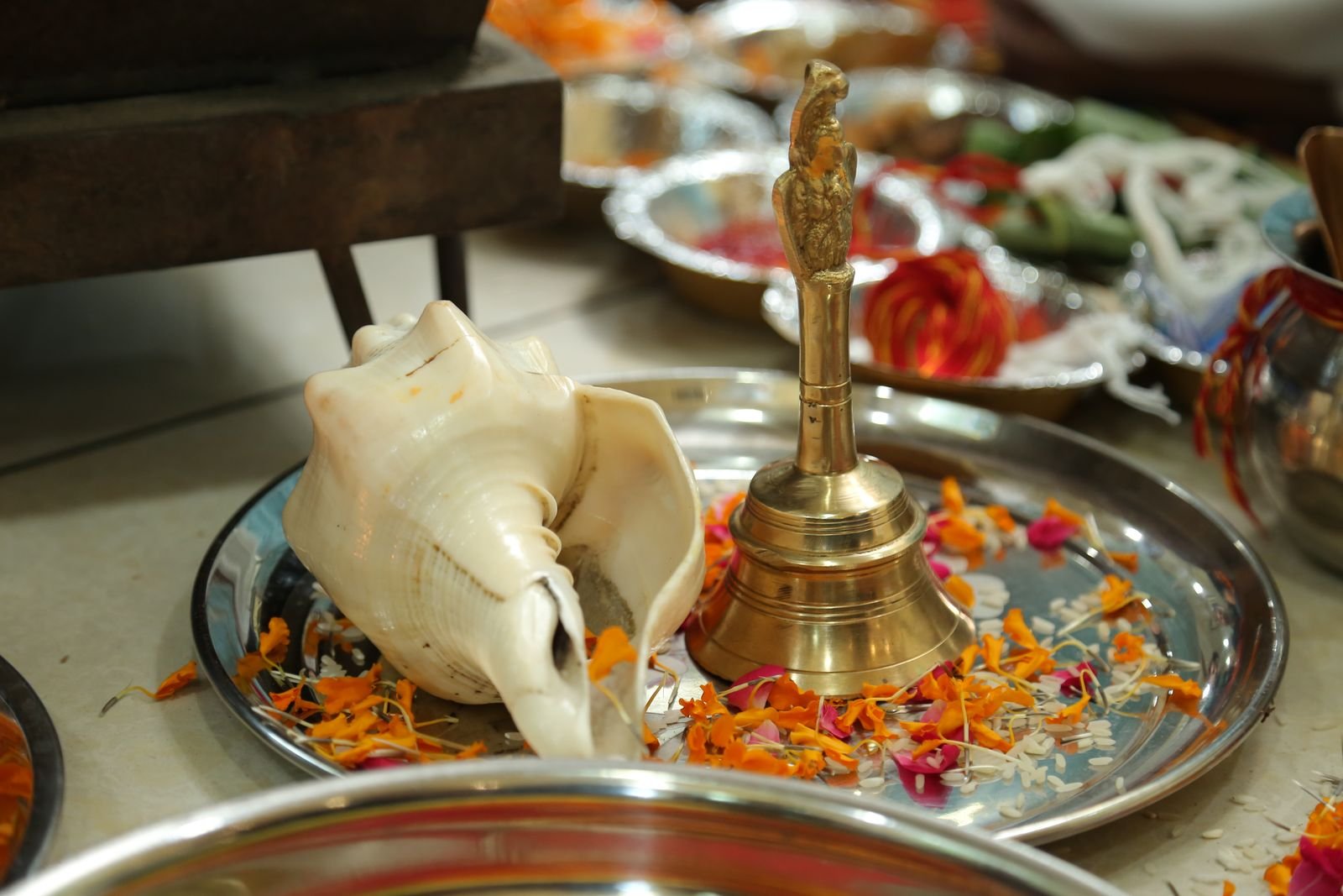 पूजा की घंटी और शंख — बुध व गुरु शांति के पारंपरिक उपाय