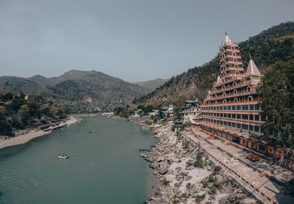ऋषिकेश त्रिवेणी घाट पर गंगा नदी का दृश्य — तीर्थ यात्रा और हीलिंग