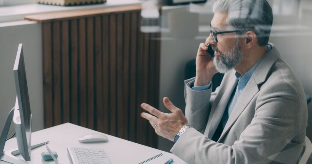 Office mein phone par baat karta vyakti - jyotishi consultation