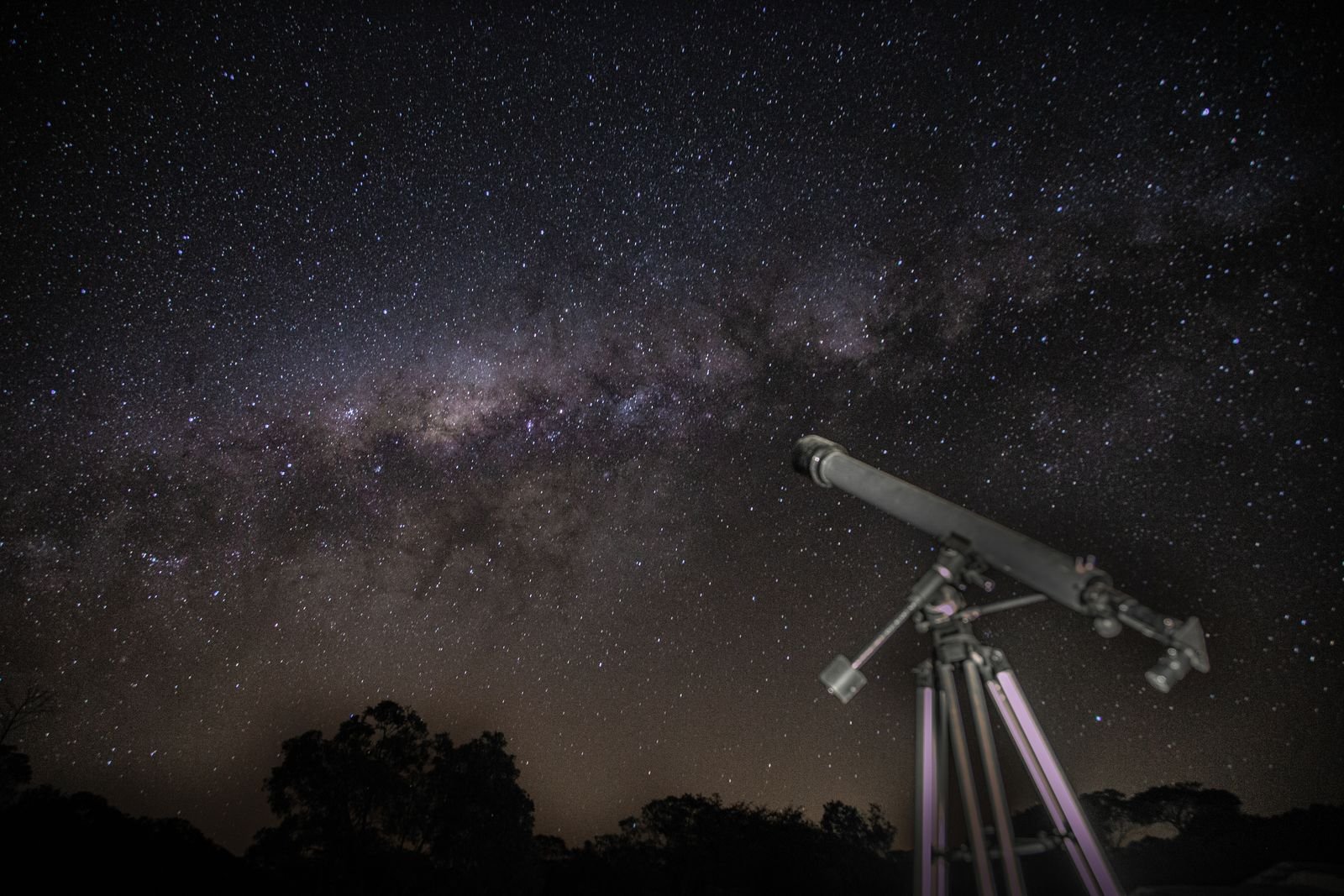 Telescope se raat ke aasman ka avlokan