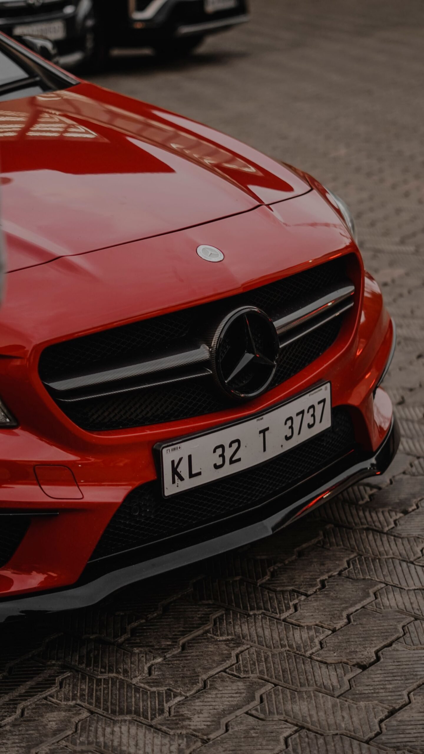 कार की नंबर प्लेट पर स्पष्ट अंक — वाहन नंबर की अंक-गणना का आधार
