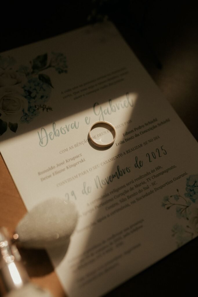 Wedding rings aur hourglass - vivah mein sahi samay ka mahatva